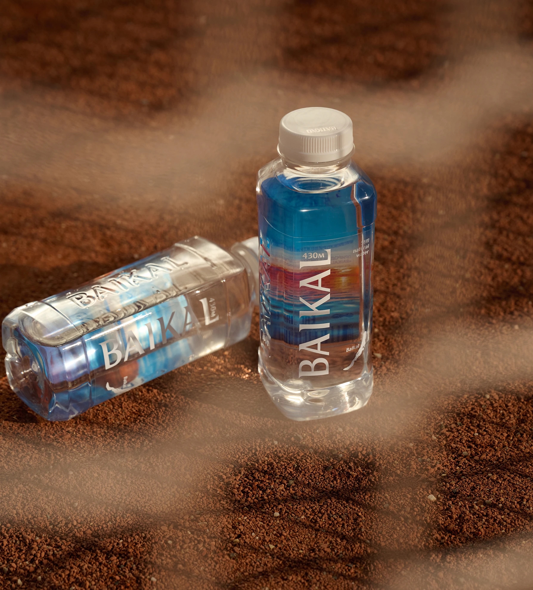 Бутылка воды Байкал стоит на земле