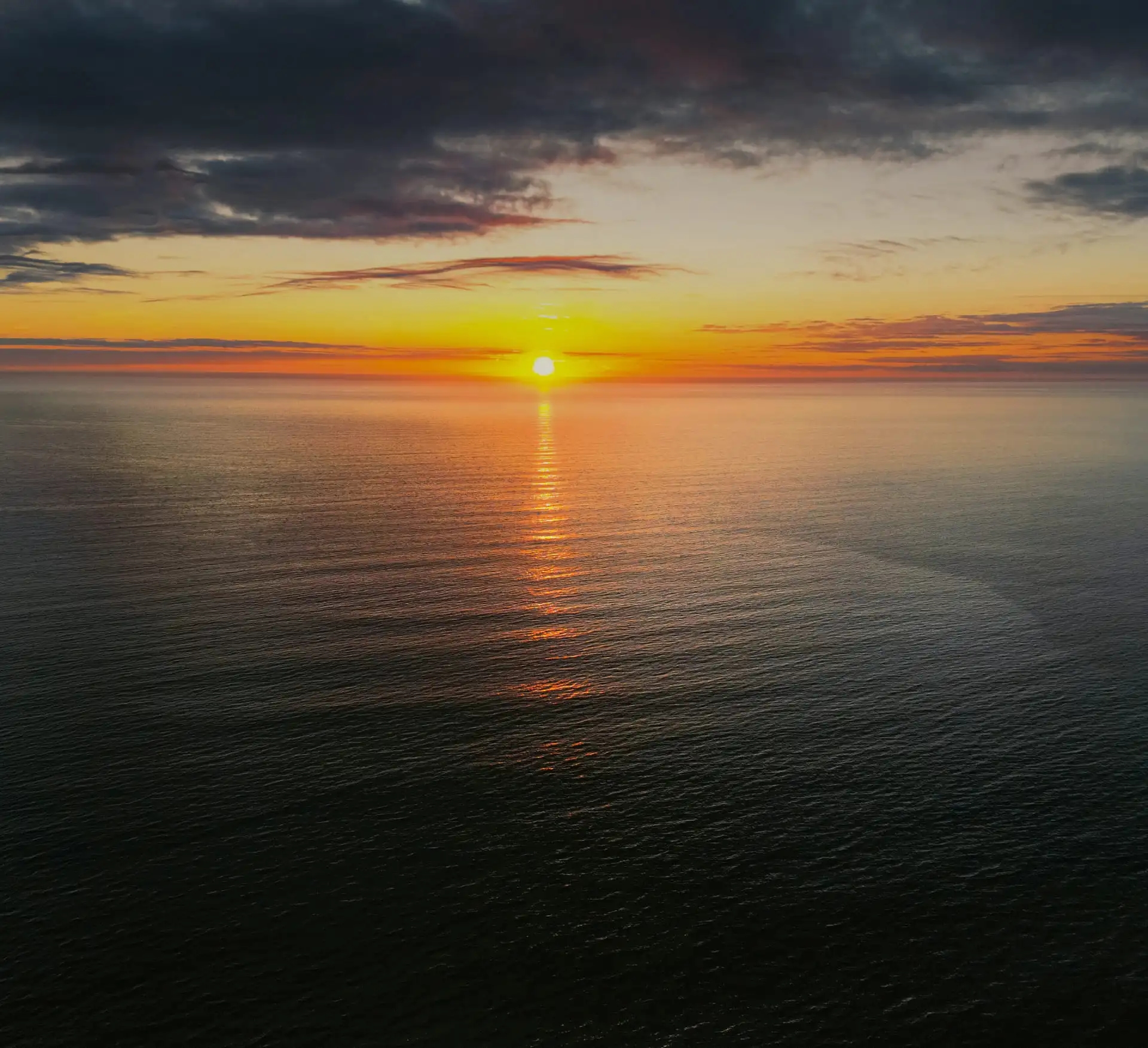 Закат солнца, отражающийся в водоеме